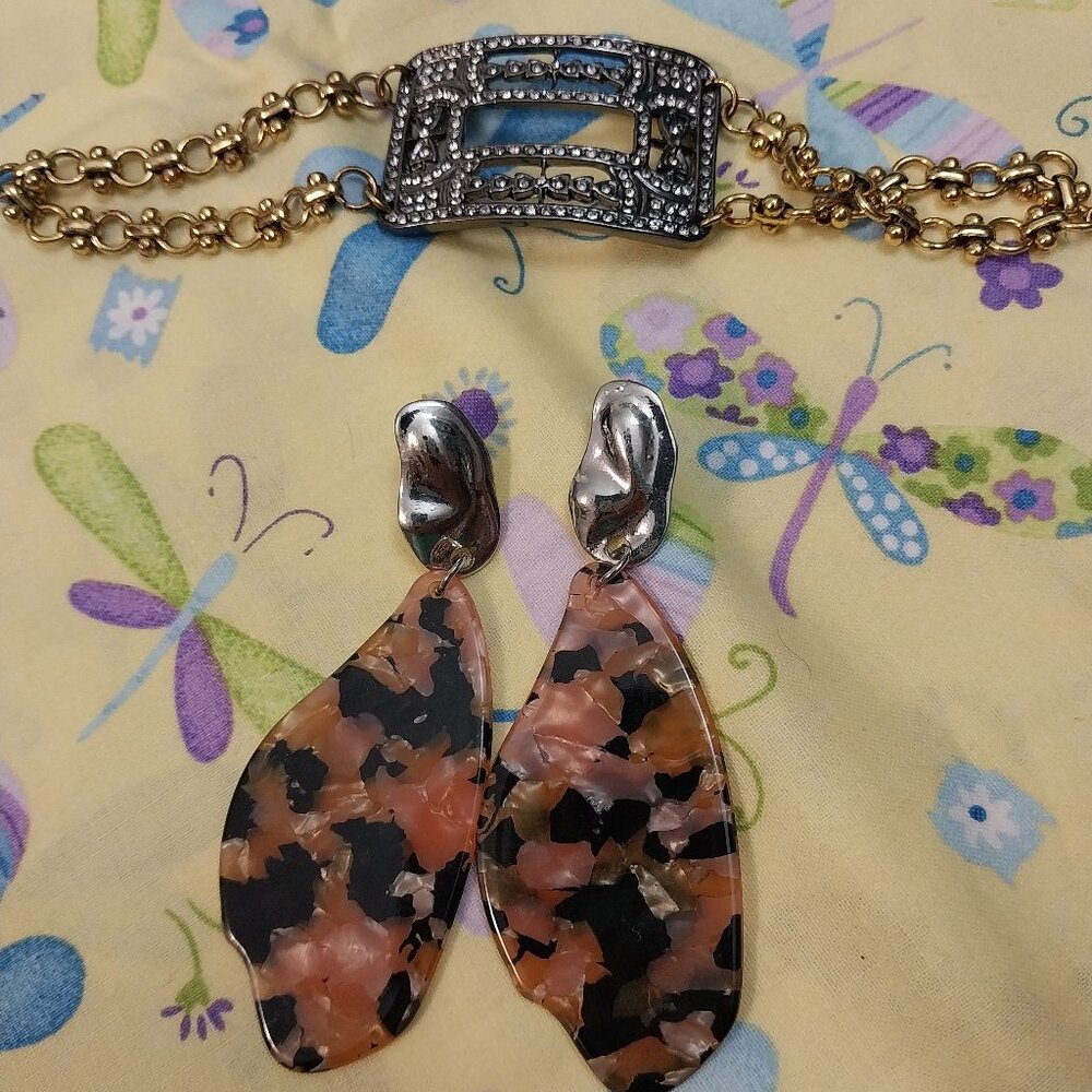 2983 Plunder Black and Gold Tone Bracelet and Lucite Earrings Set